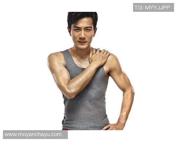 足球明星展现完美腹肌全身照引发热议健身热潮