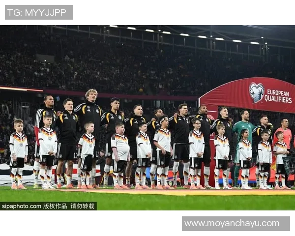 足球明星的可爱儿子萌态百出瞬间分享，温馨时刻尽显父子情深