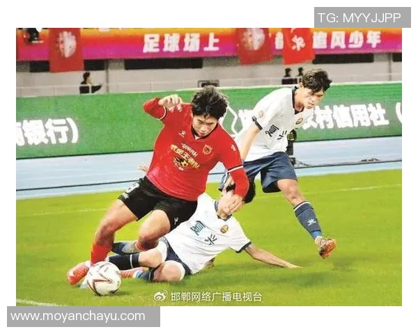 足球明星同场竞技精彩瞬间尽在这段足球视频中尽情享受激情与技巧的碰撞